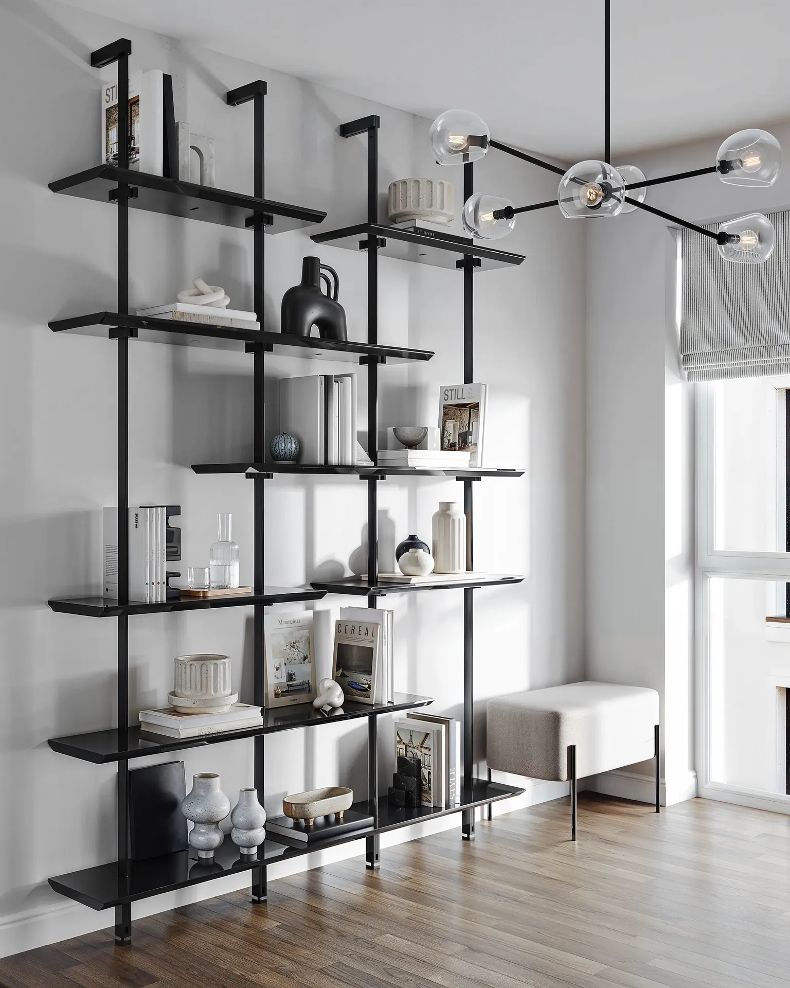 Espace de travail de bureau à domicile élégant avec lumière naturelle et décor minimaliste.