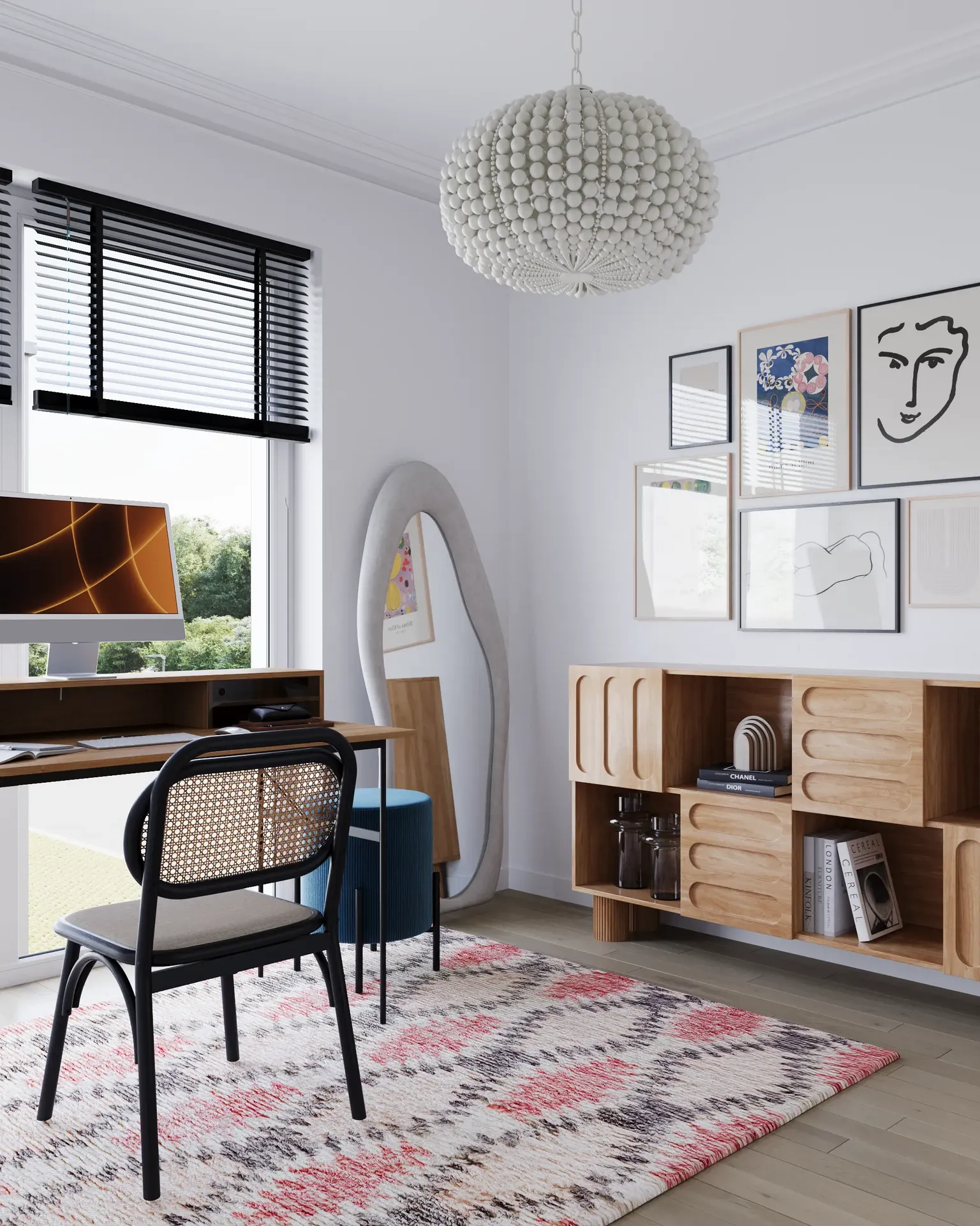 Vue en angle d'un espace de travail près de la fenêtre avec un bureau et un miroir.