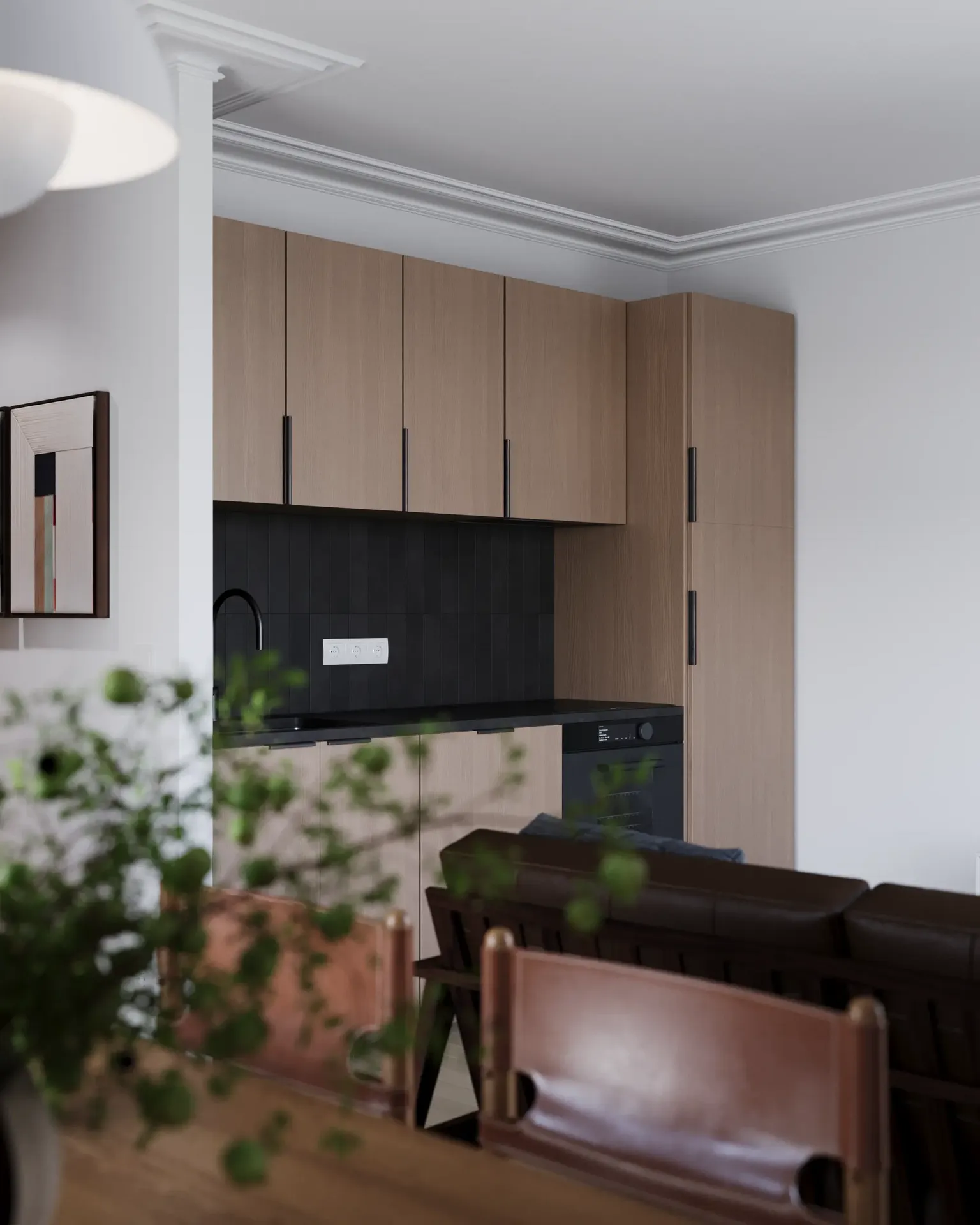 Vue depuis la table à manger vers les armoires de cuisine.