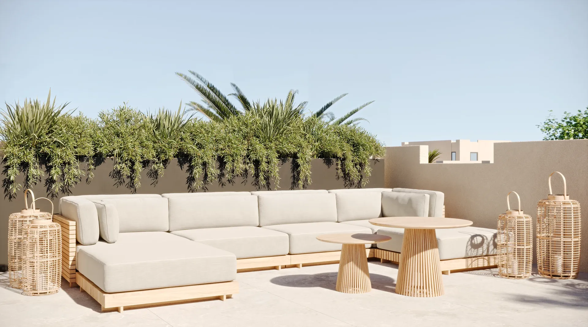 Coin salon sur la terrasse sur le toit avec canapés et tables d'extérieur