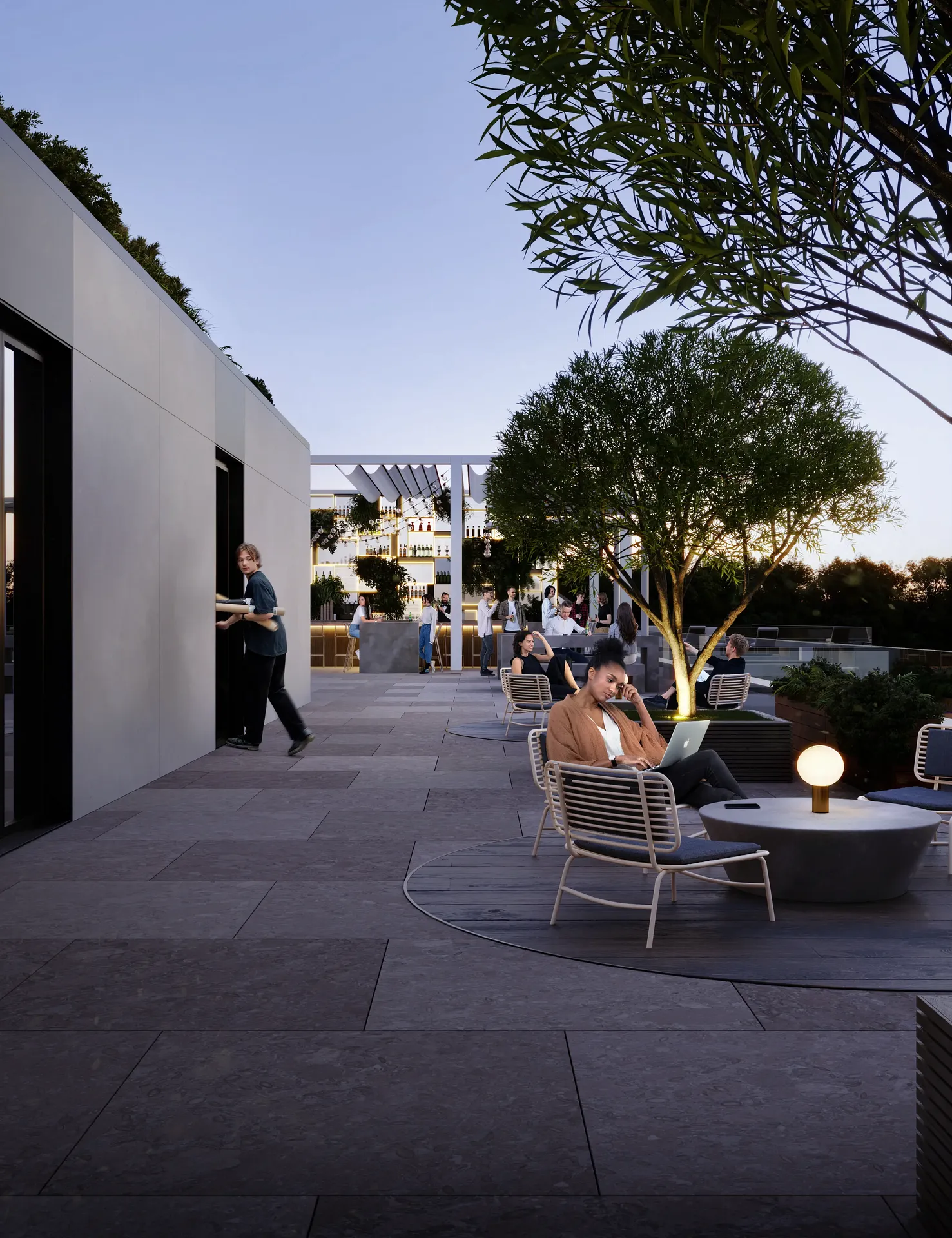 Zona de estar de cafetería al aire libre con una iluminación cálida por la noche, con mesas y sillas vacías.