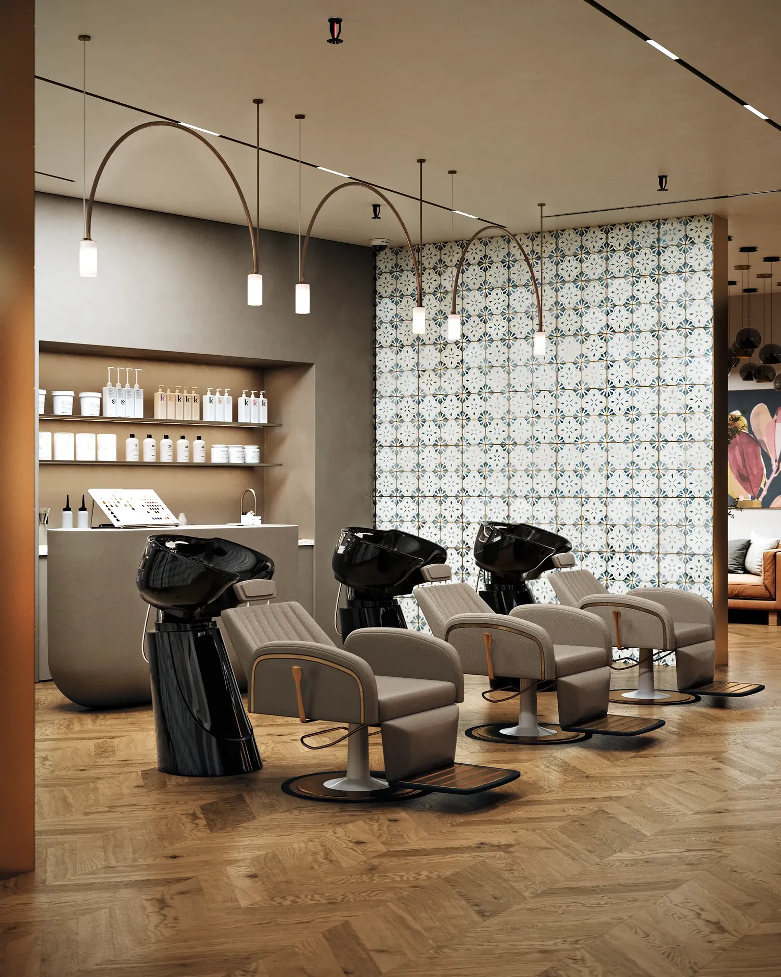Estación de lavado de cabello del salón y área minorista adyacente para productos para el cuidado del cabello y selección de colores.