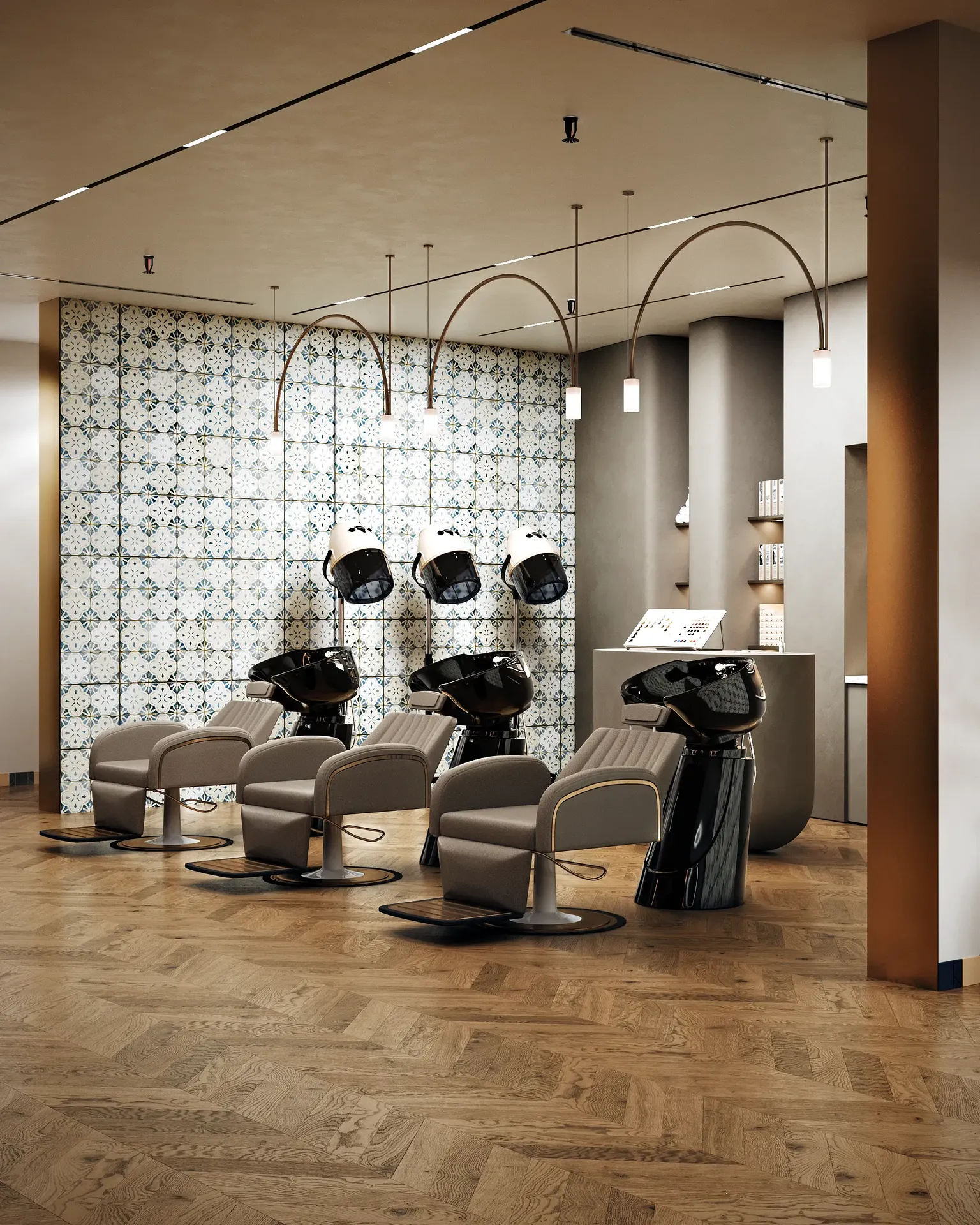 Amplia vista del área de lavado de cabello del salón, con cómodos sillones reclinables y lavabos.