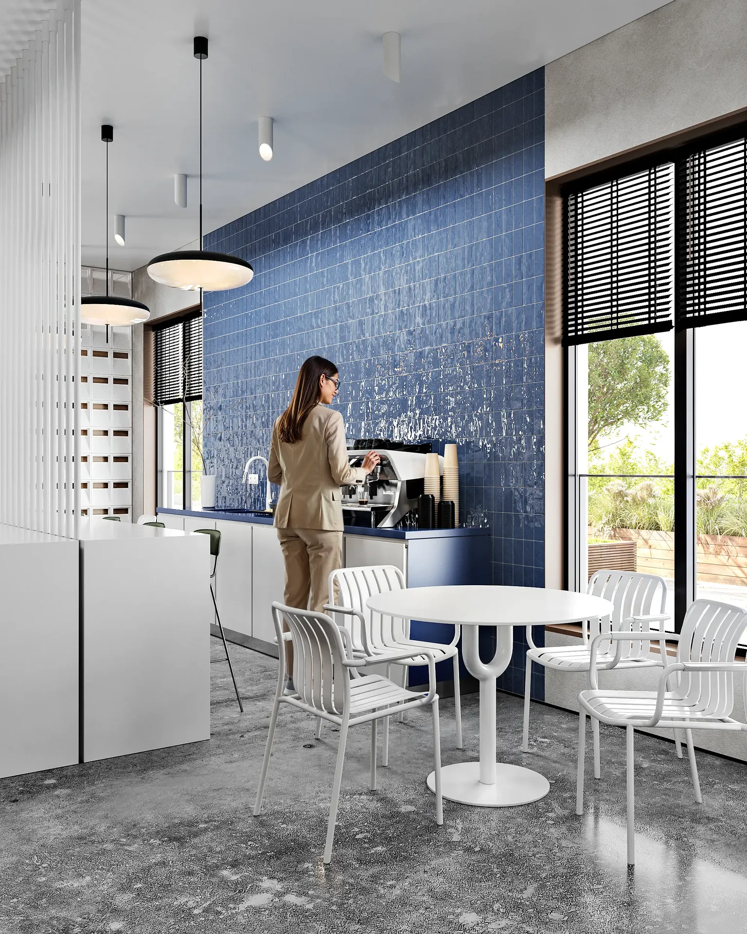 Moderne Bürokantine mit einer Frau, die an der Getränkestation Kaffee zubereitet.