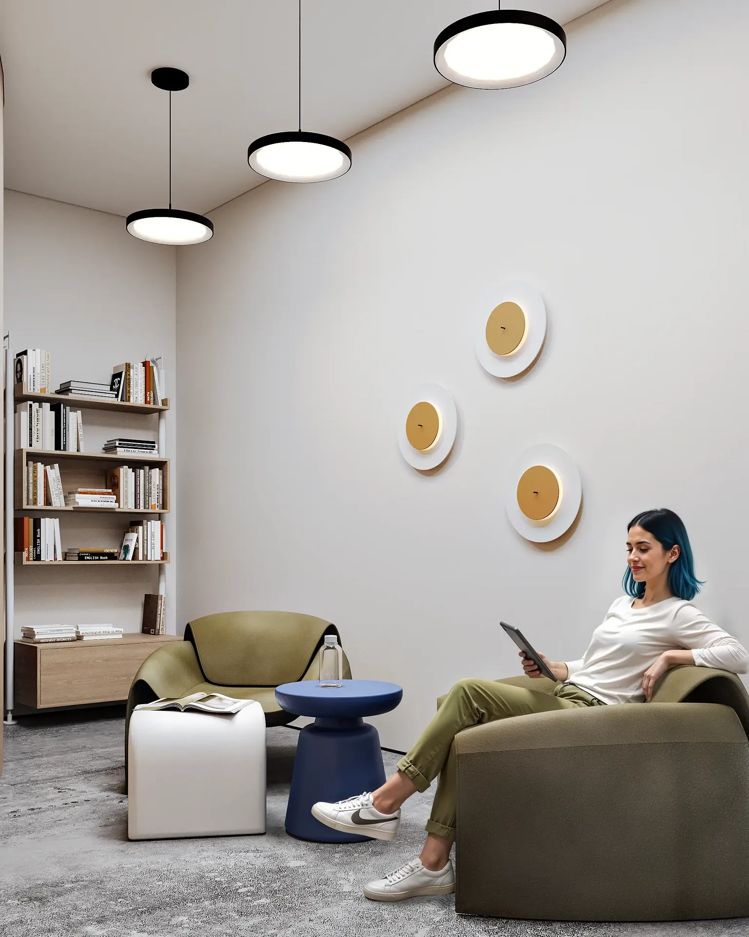 Mujer sentada en un sillón en una elegante sala de lectura con estanterías y una mesa de café.