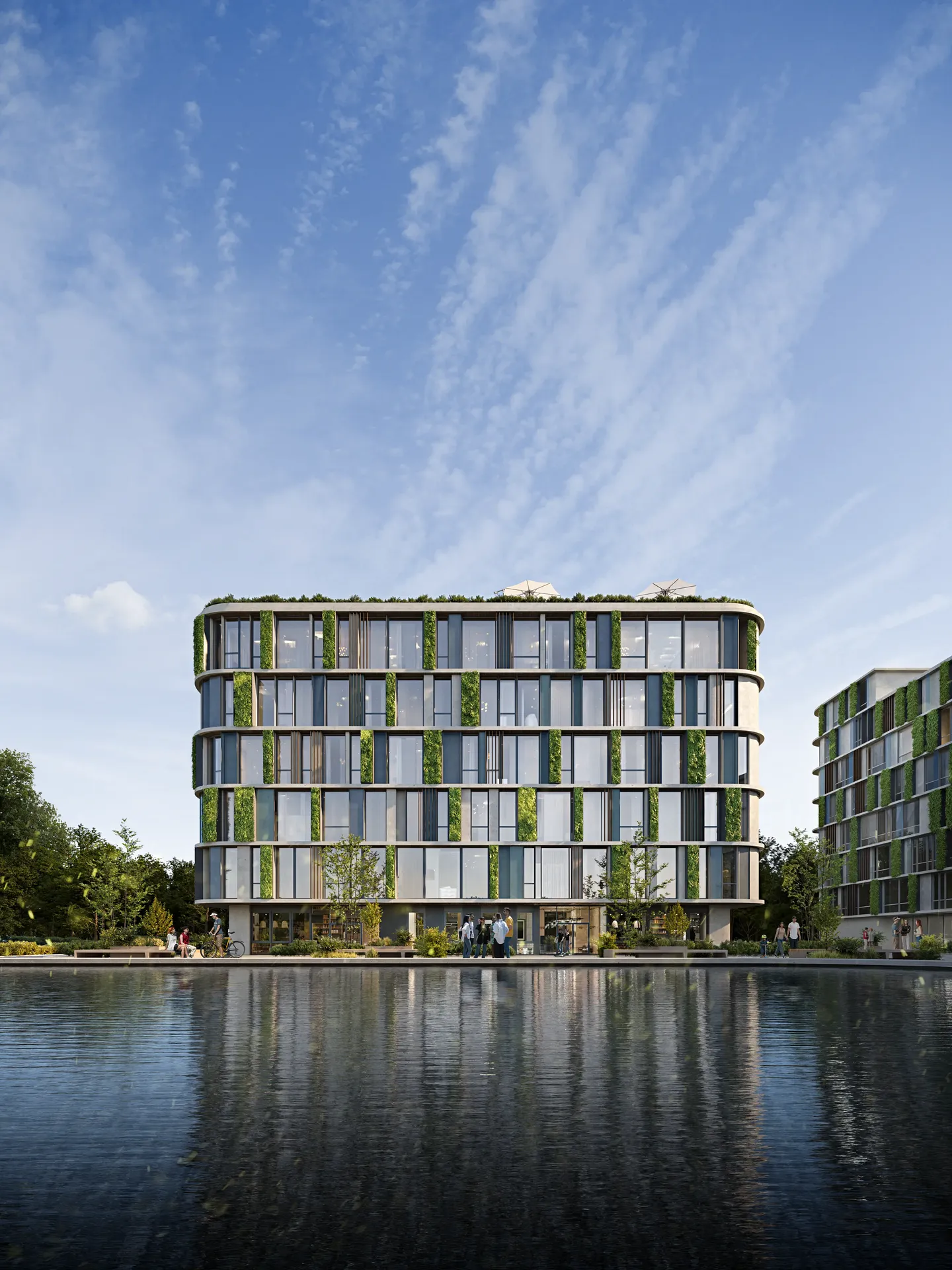 Vue frontale d'un bâtiment de villégiature moderne depuis la piscine, avec des groupes de personnes marchant près de l'eau.