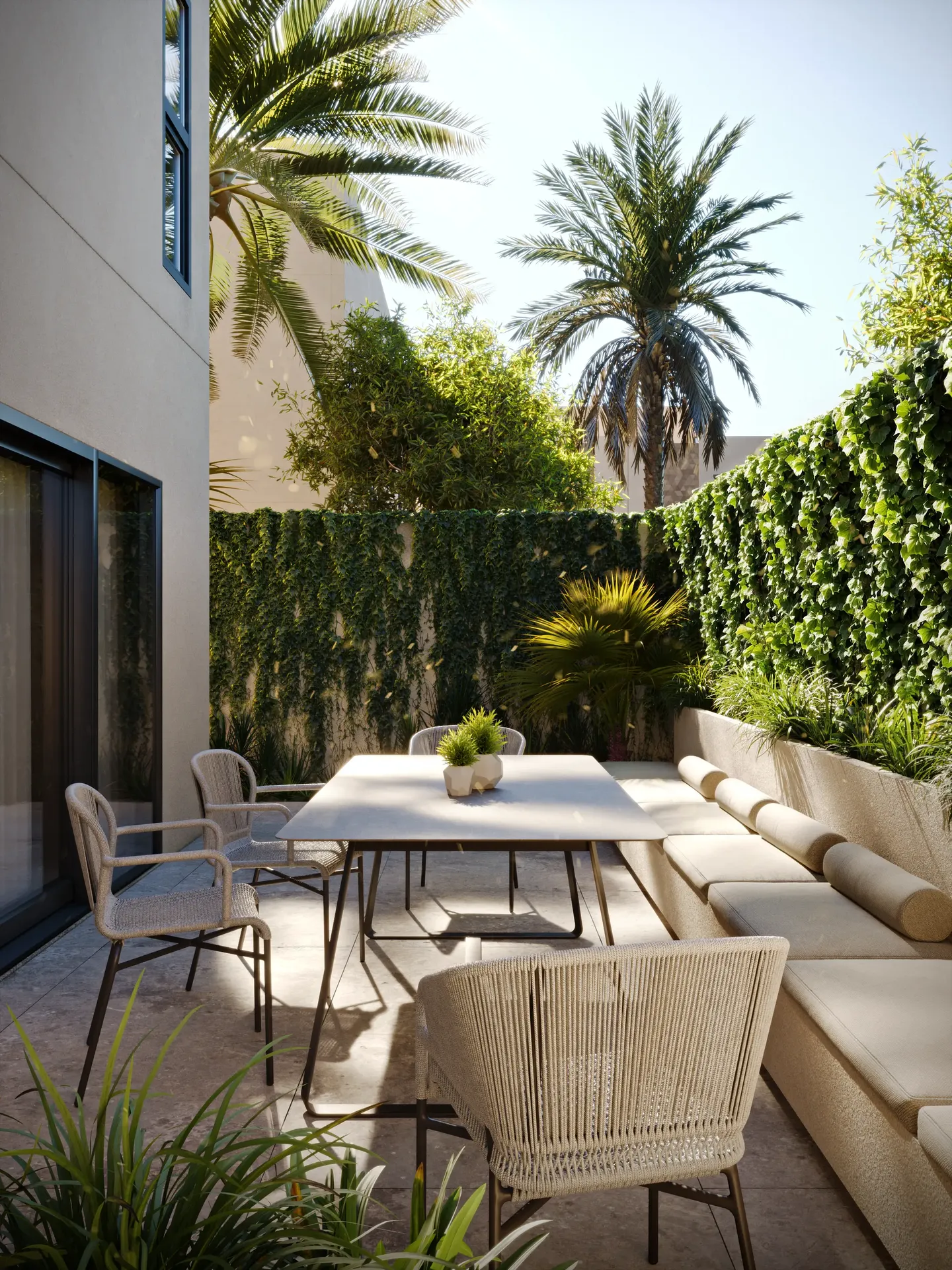Coin salon de terrasse extérieure avec mobilier et aménagement paysager de haie d'intimité