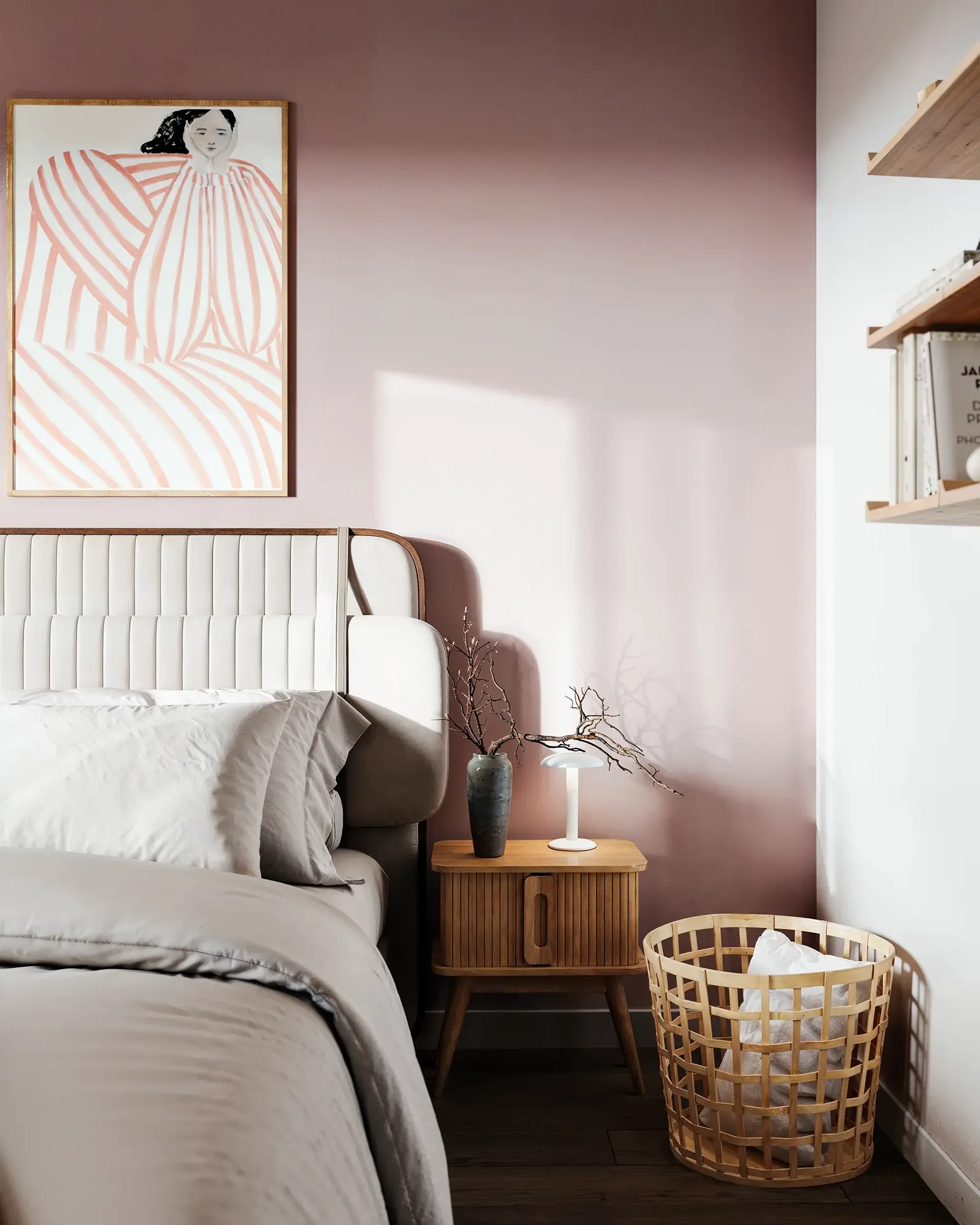 Tête de lit, table de chevet avec décor et panier à linge.