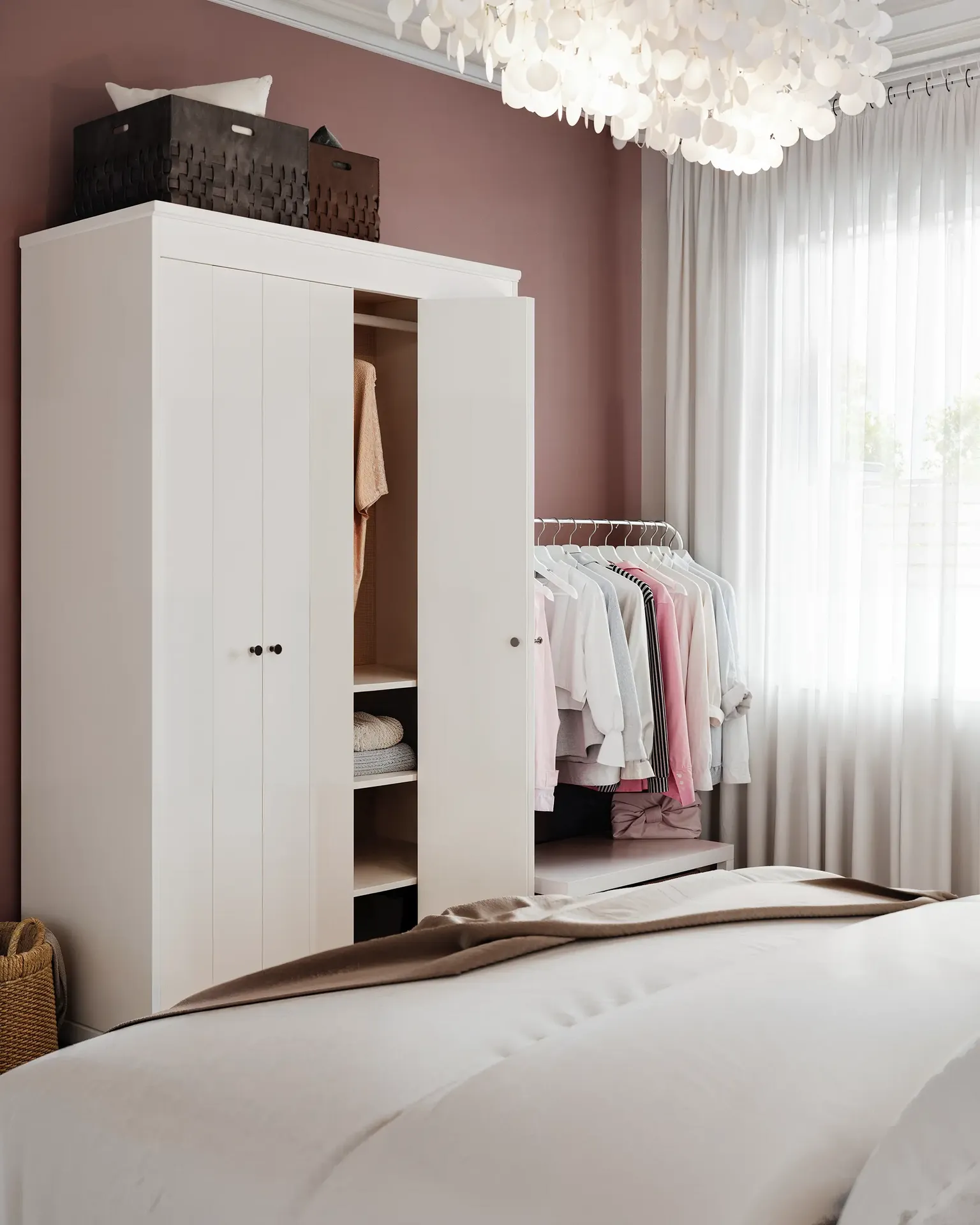 Vue d'une armoire et d'un cintre.