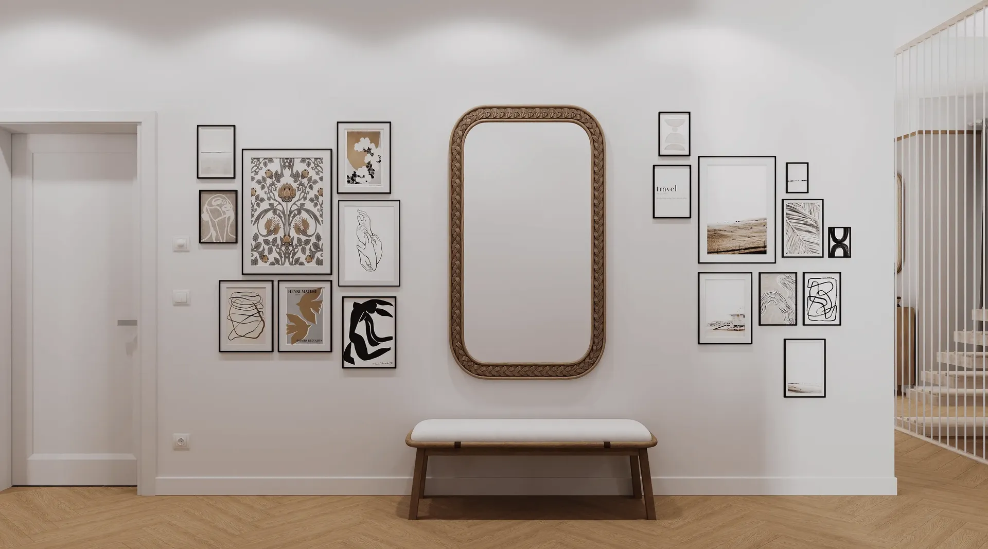 Vue sur le couloir avec un banc et des œuvres d'art.