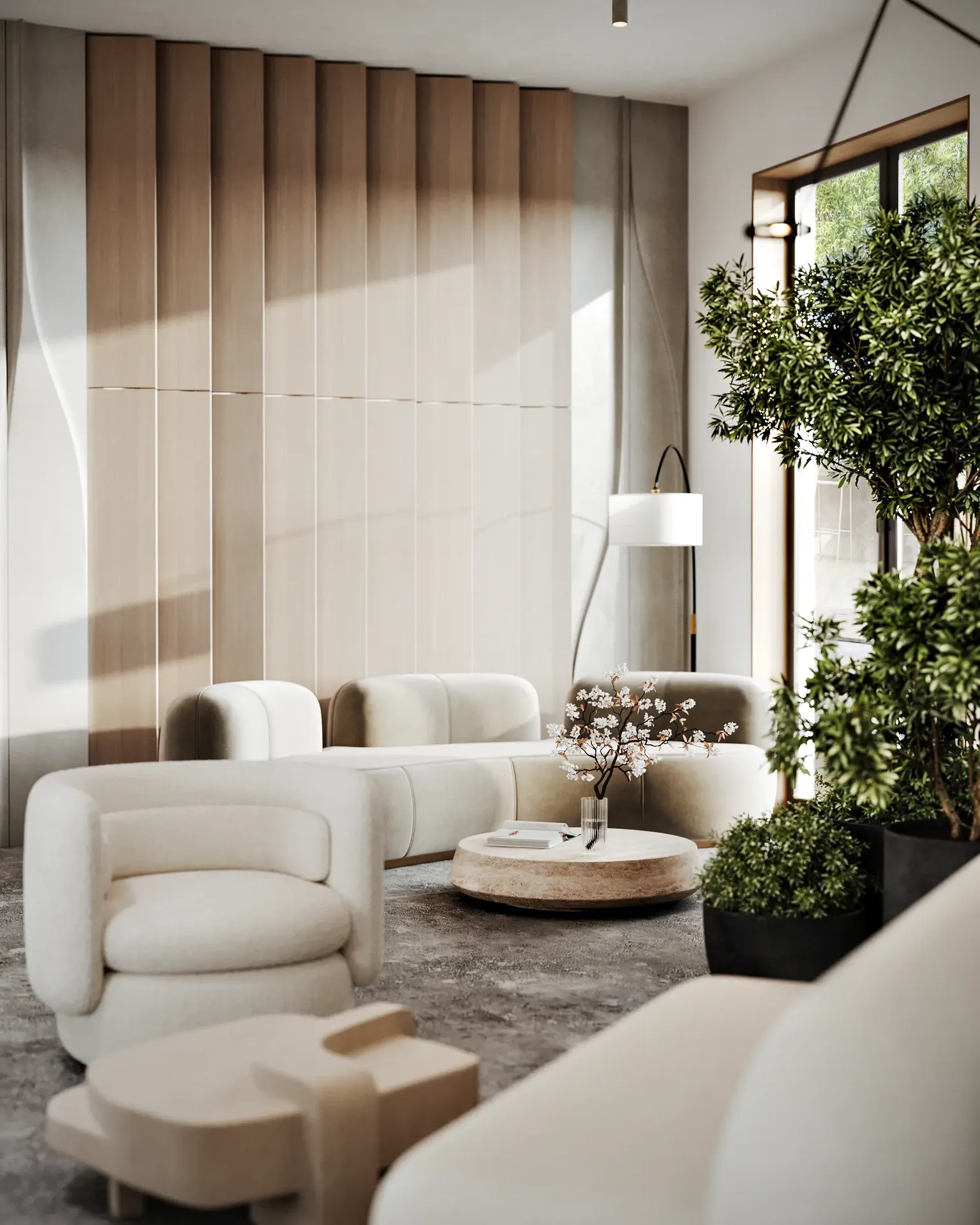 Salón de entrada iluminado por el sol junto a una ventana, con cómodos sofás, sillones y grandes plantas.