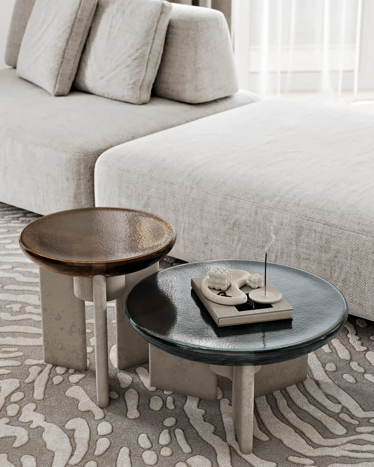 Detailaufnahme moderner Couchtische mit ausgewählten Dekorationsgegenständen in einem Wohnzimmer.
