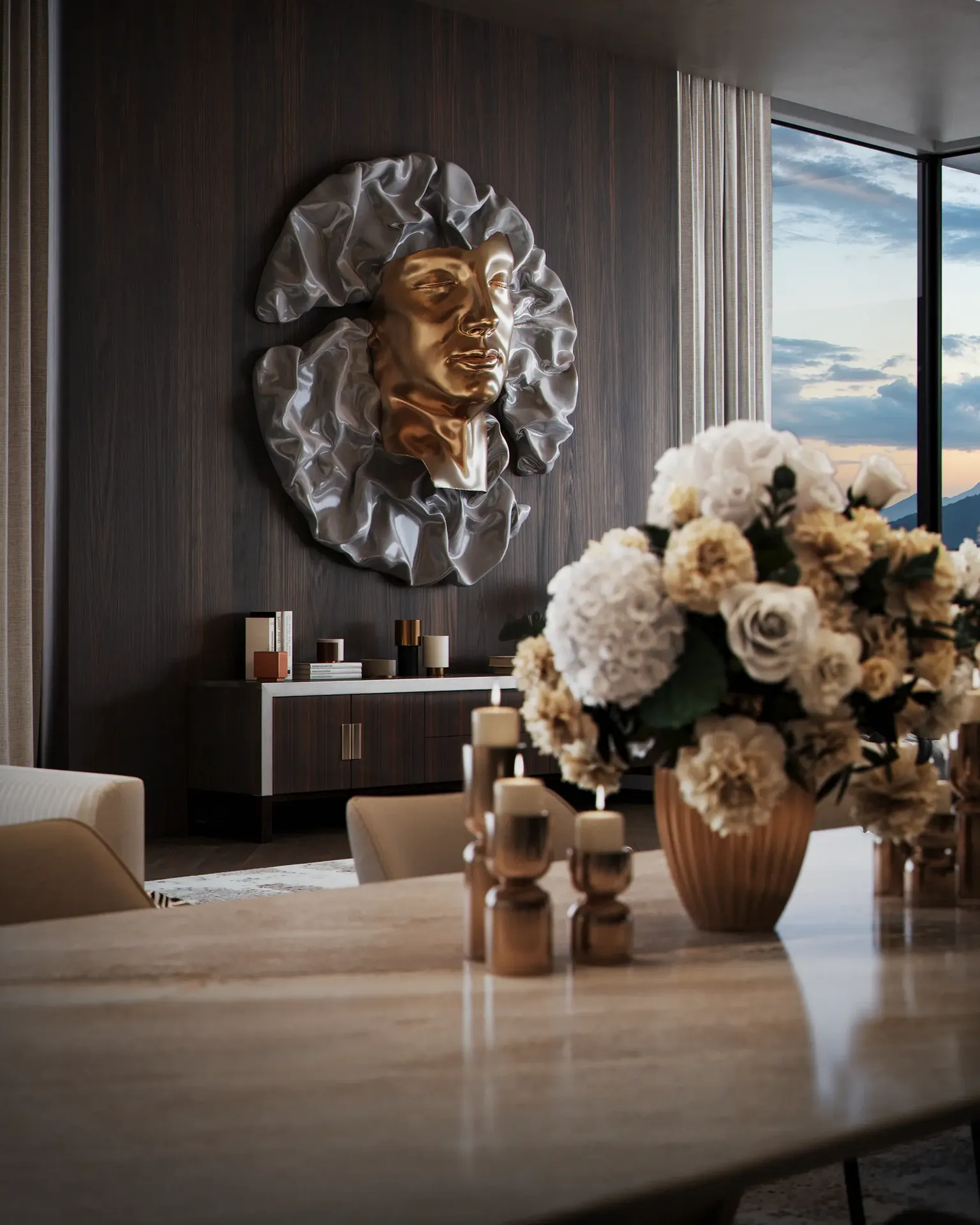 Toma detallada de un llamativo panel decorativo de pared y objetos de arte seleccionados sobre una mesa consola en un interior de lujo.
