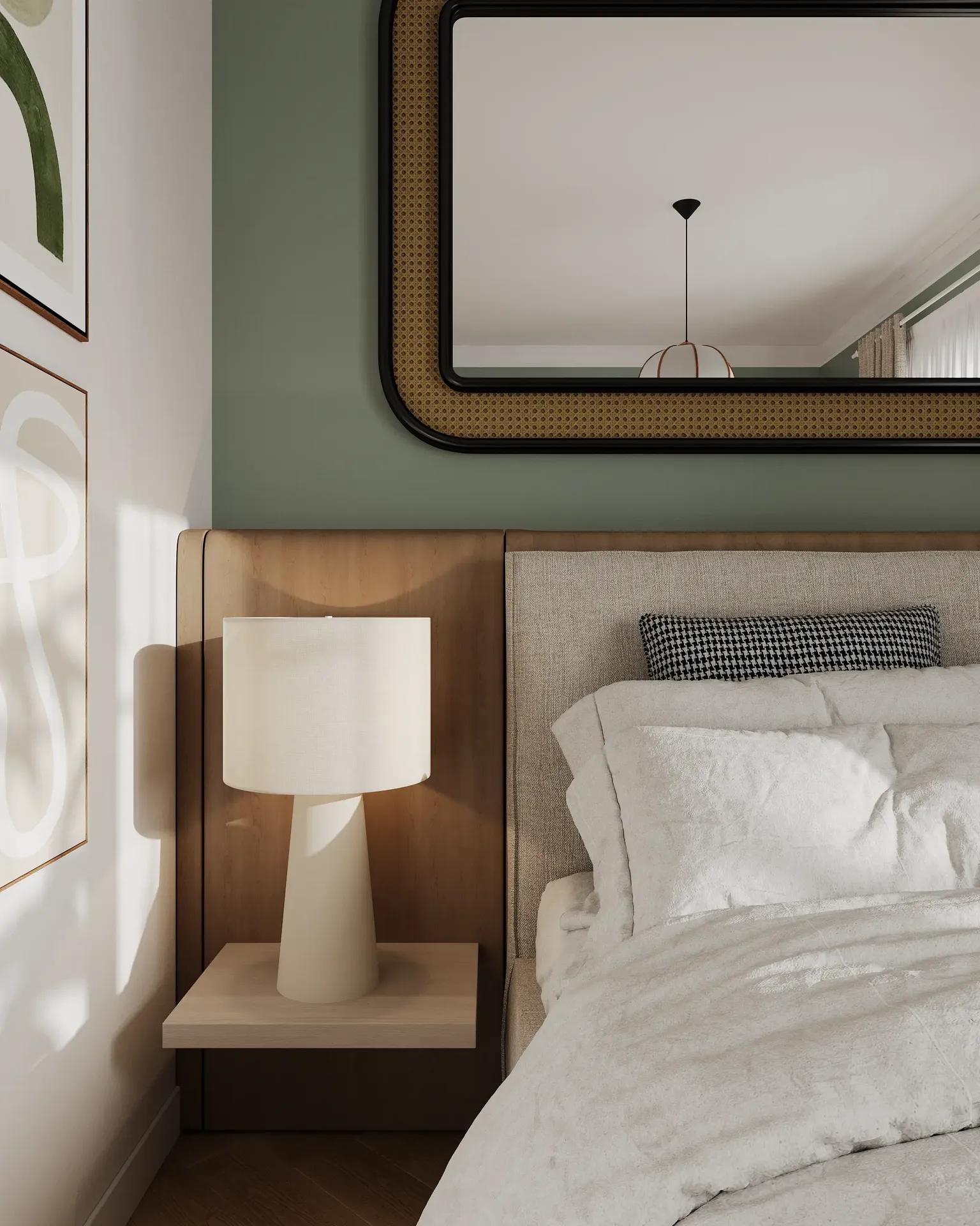 Gros plan sur une table de chevet, une lampe et une tête de lit.