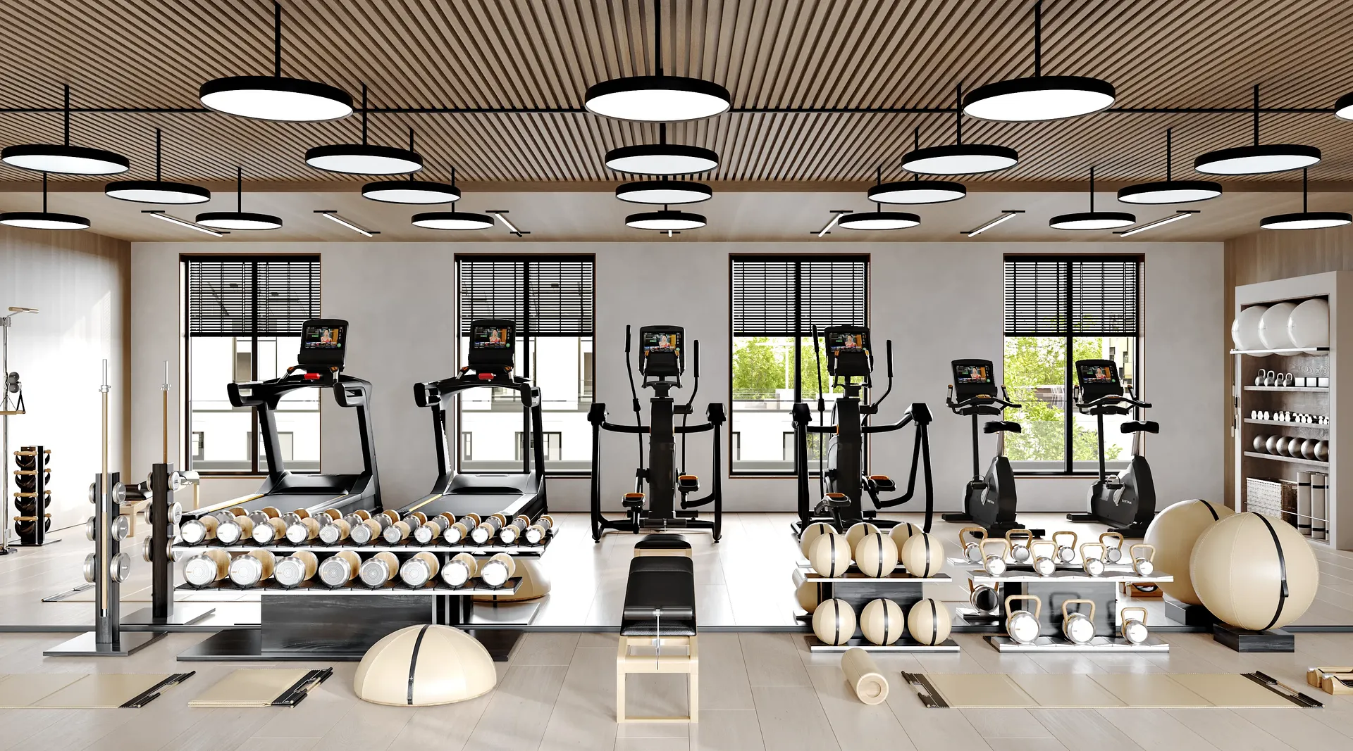 Krafttrainingsbereich mit organisierten Ablagen mit Hanteln, Kettlebells und Medizinbällen neben einem Spiegel.