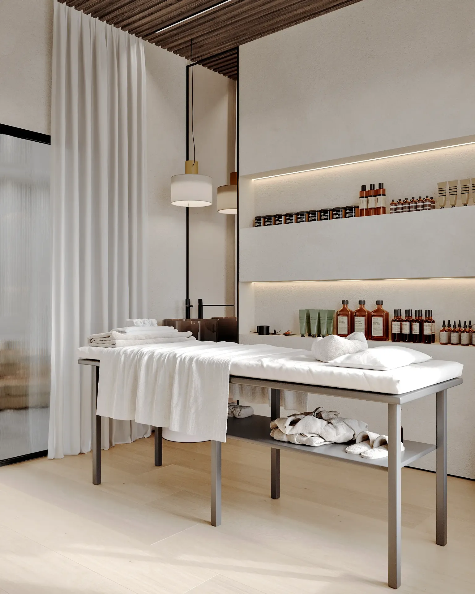 Interior tranquilo de la sala de masajes con camilla de tratamiento y estanterías para productos cosméticos.