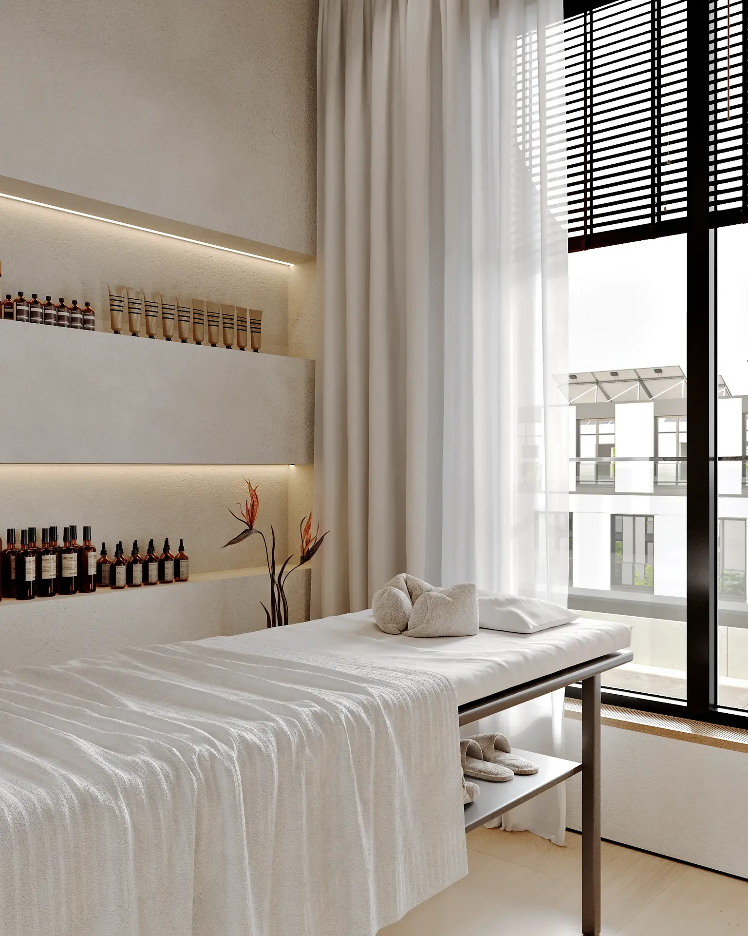 Ruhiger Massageraum mit Fenster, Behandlungsliege und Produktregal.