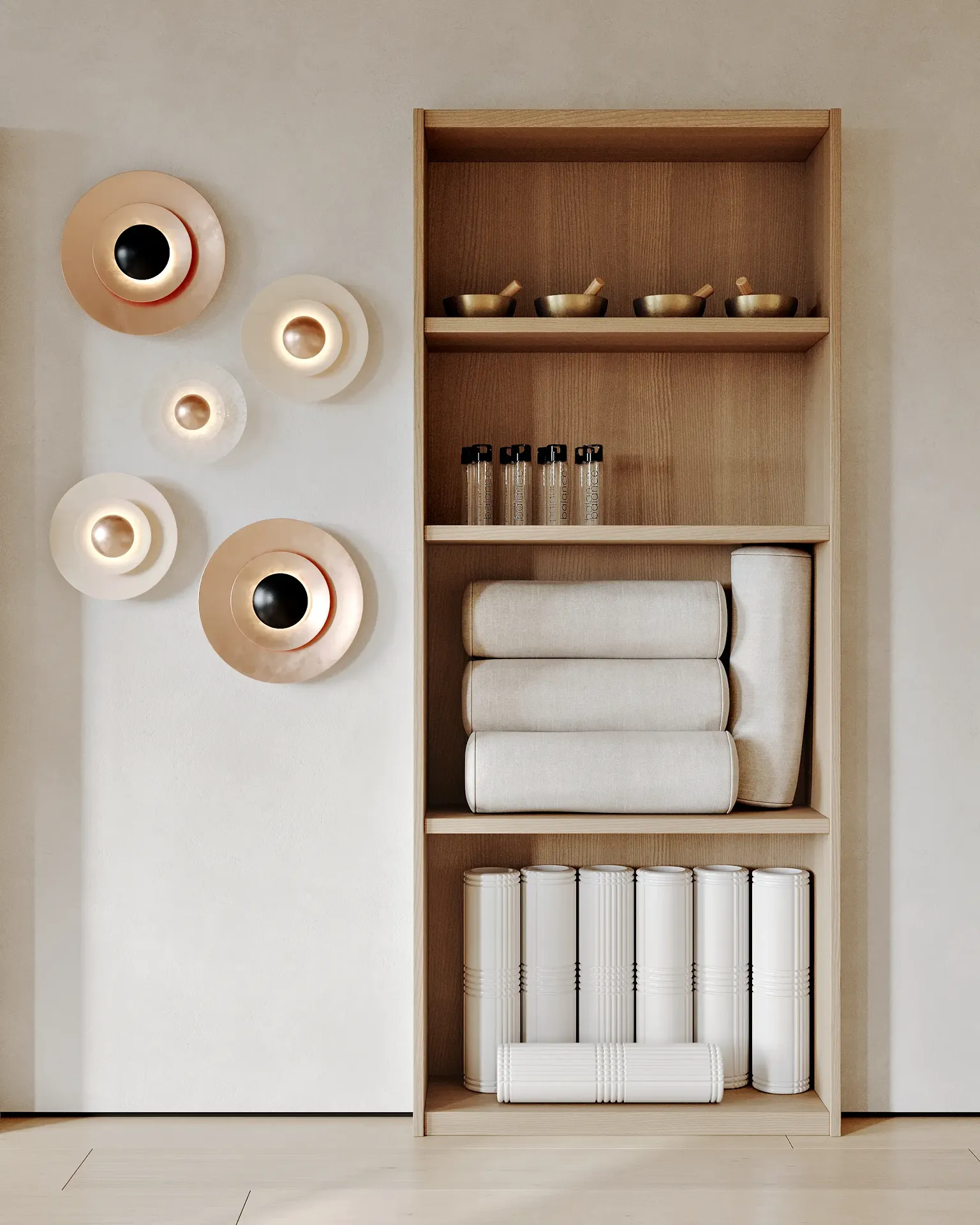 Primer plano de un estante abastecido para equipos de yoga y un elegante aplique de pared.