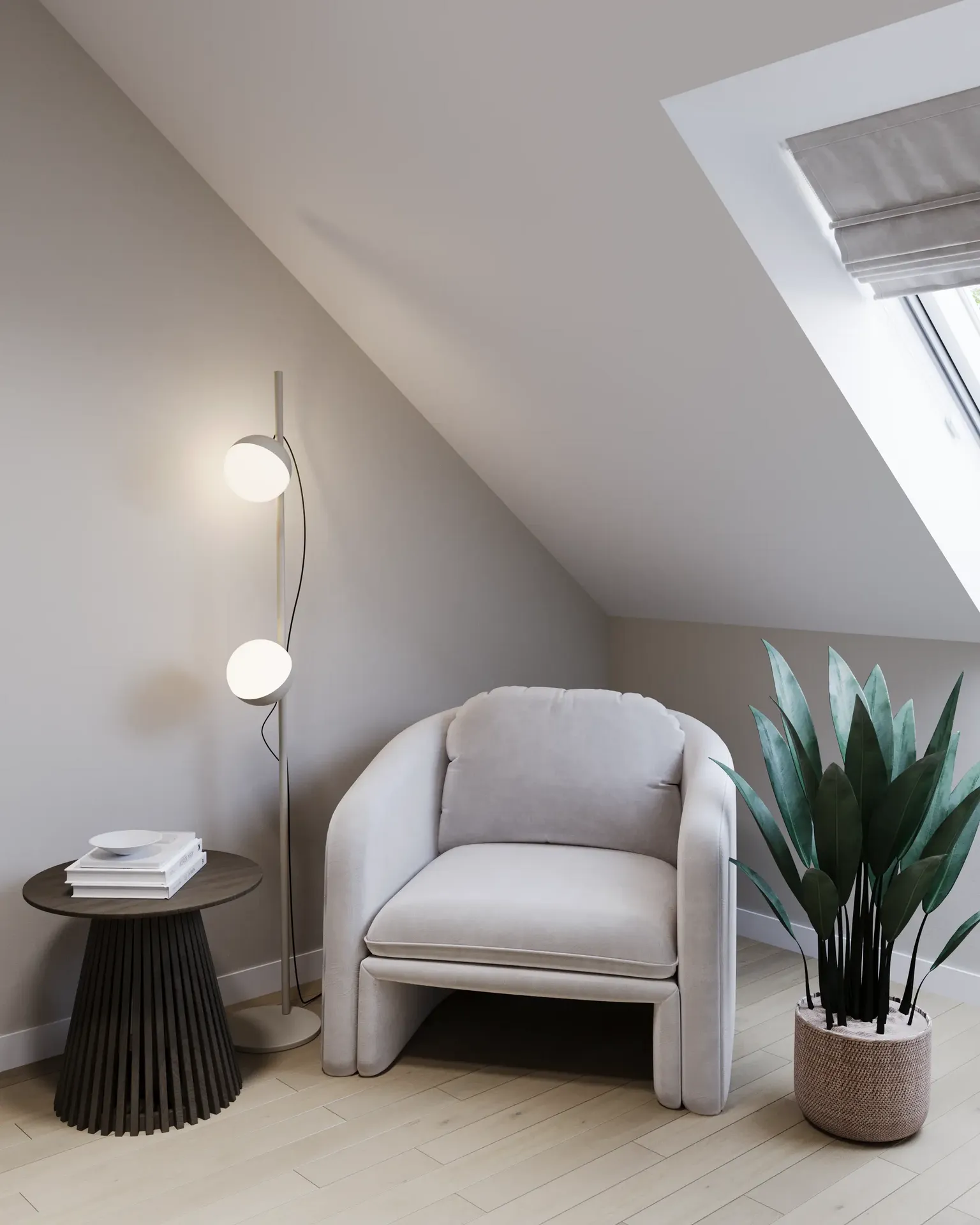 Coin détente près de la fenêtre avec fauteuil et lampe.