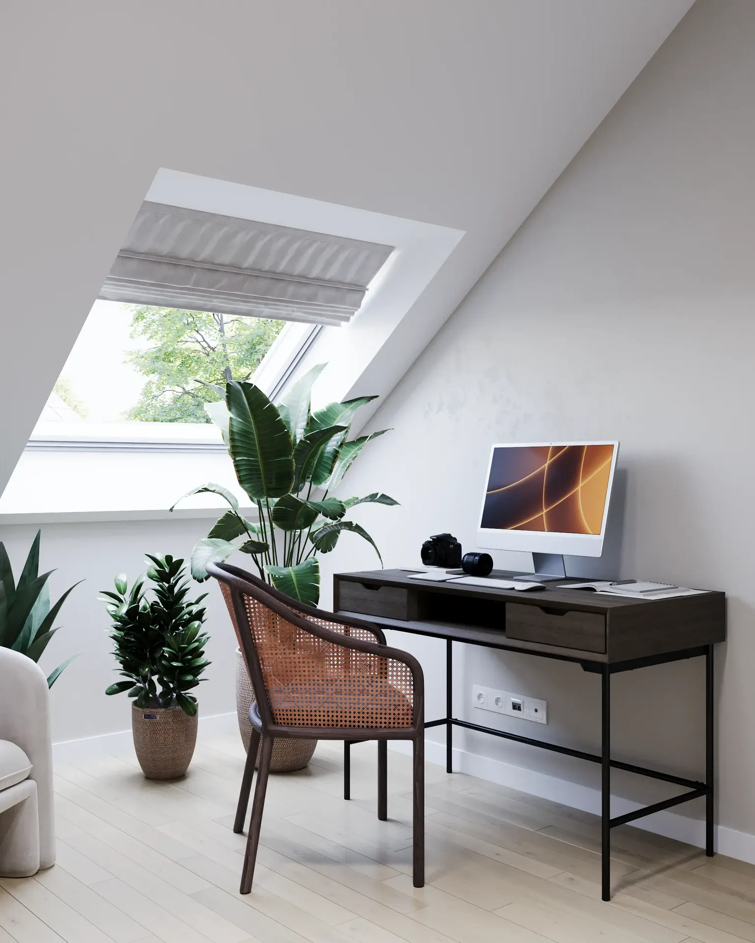 Espace de travail près de la fenêtre avec un ordinateur, une chaise et des plantes.