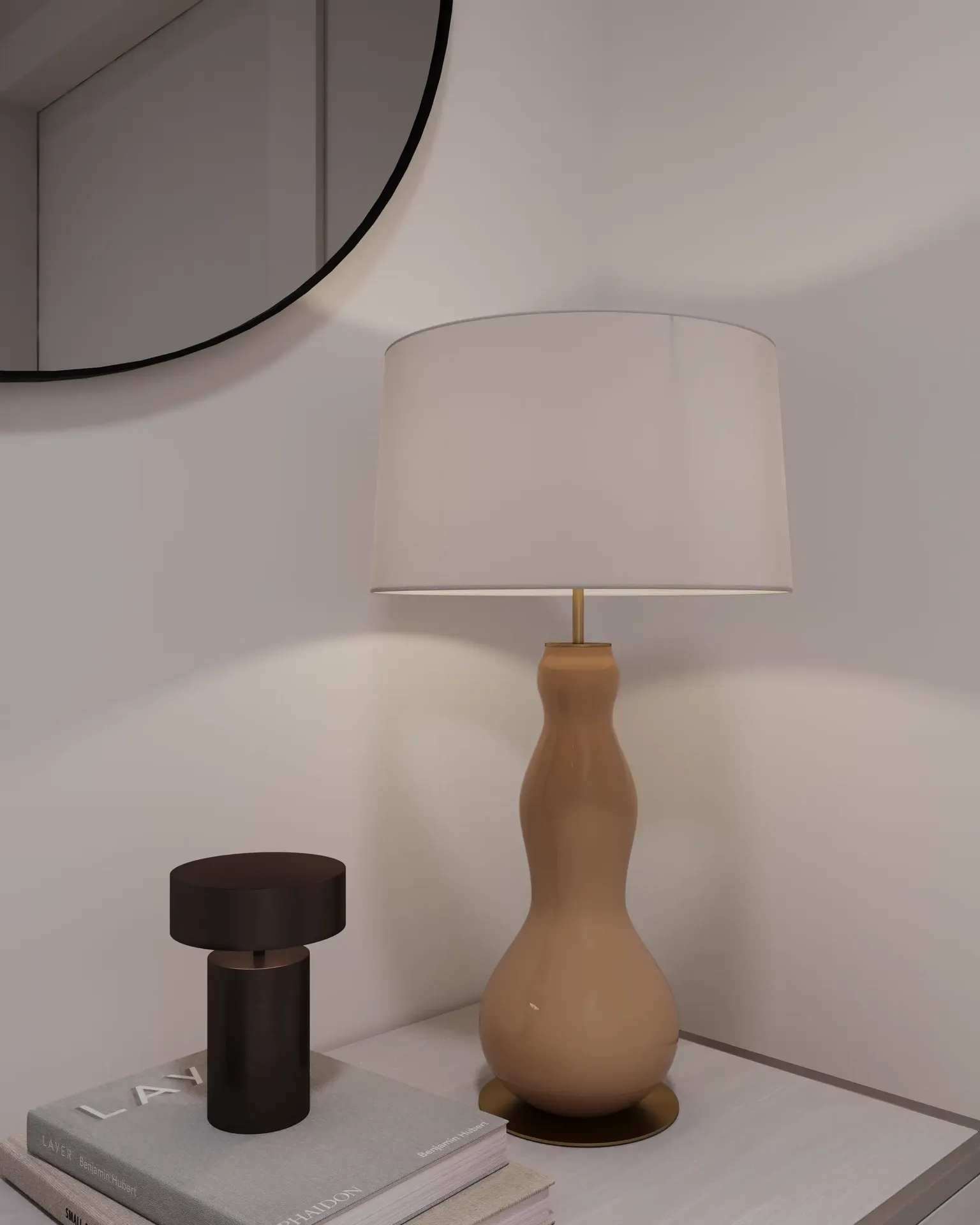 Gros plan d'une lampe de table et décor sur une console.