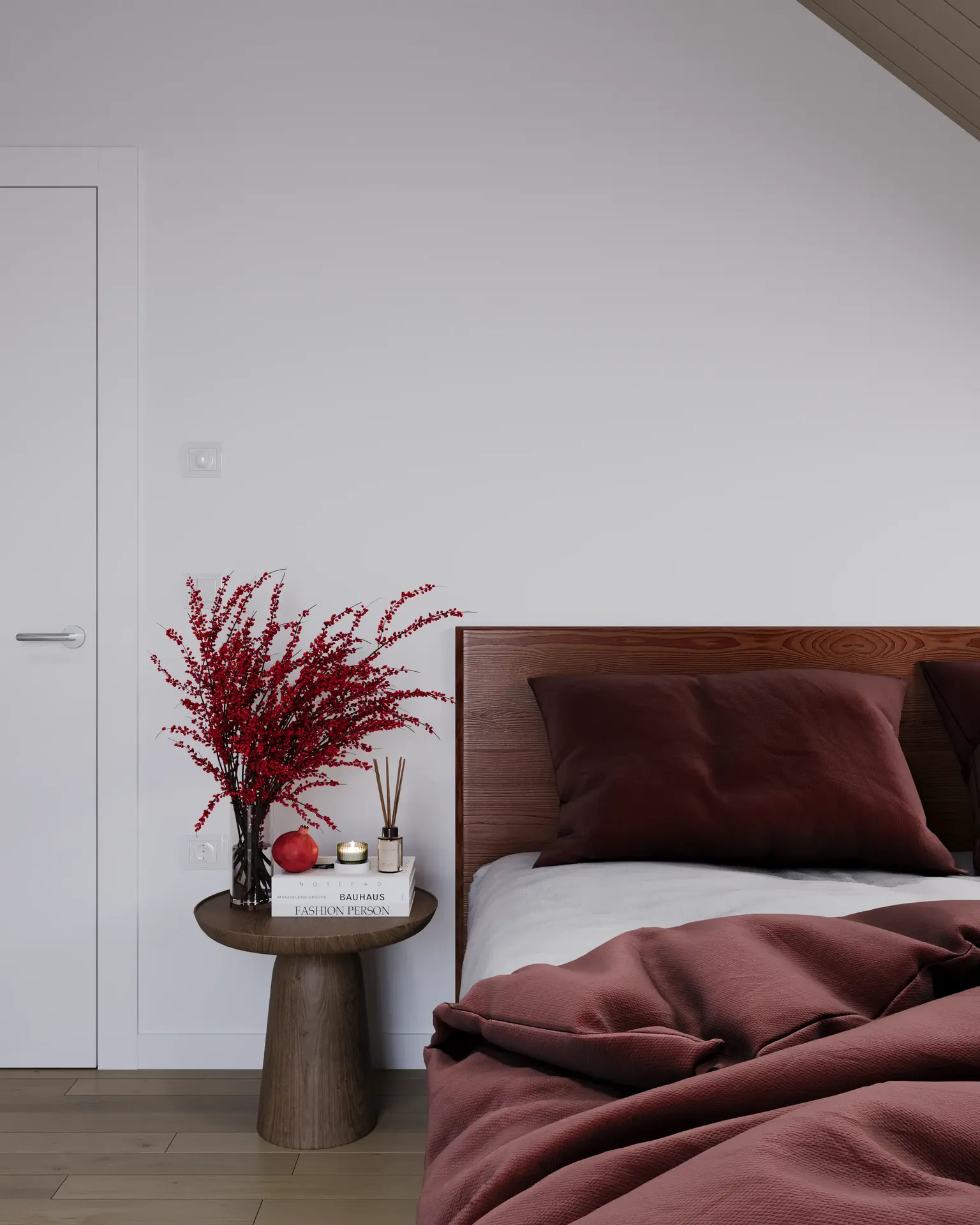 Table de chevet avec décor et tête de lit.