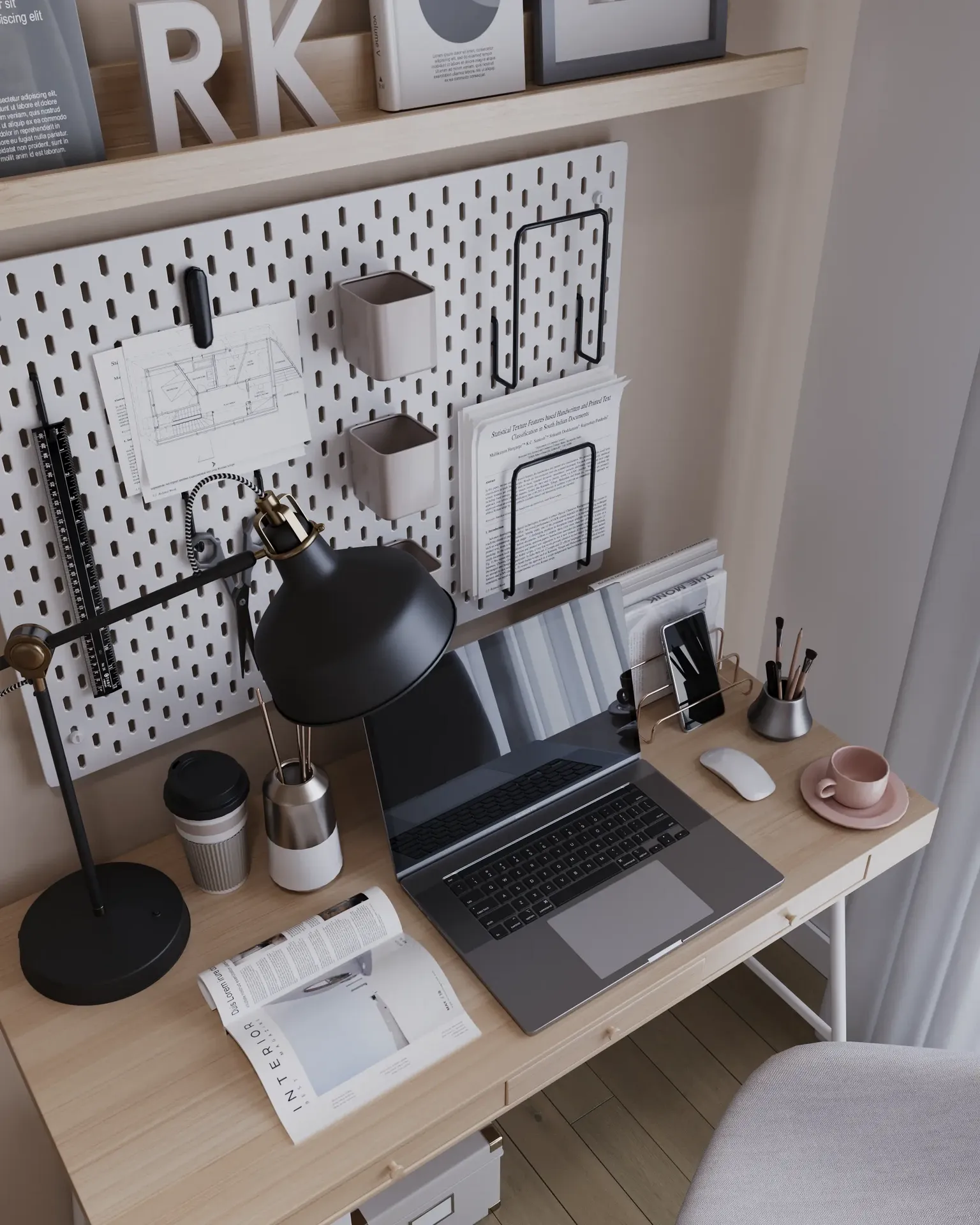 Décor d'espace de travail avec ordinateur portable, lampe et papeterie.