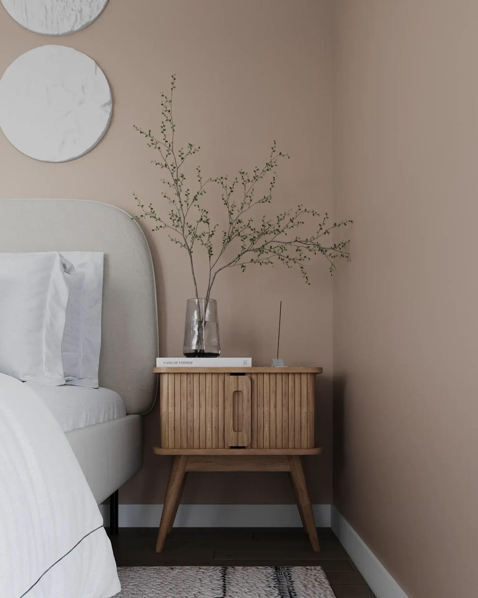Table de chevet avec décor et partie de la tête de lit.