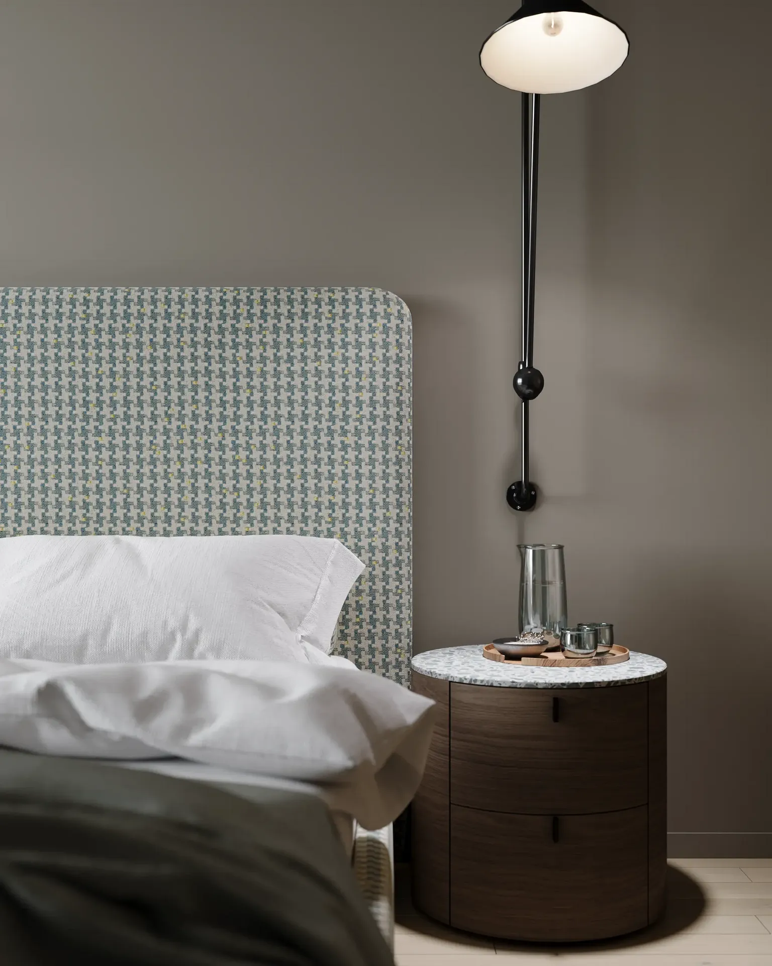 Gros plan d'une applique murale et d'une table de chevet.